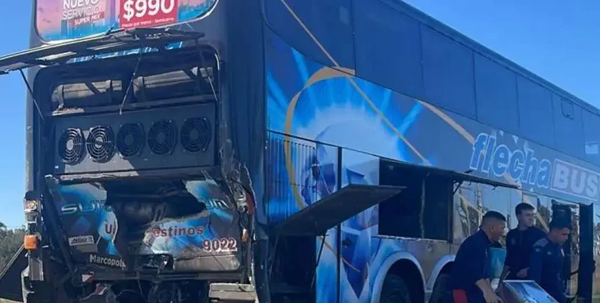 Un camión chocó al micro de Unión y tres jugadores terminaron internados