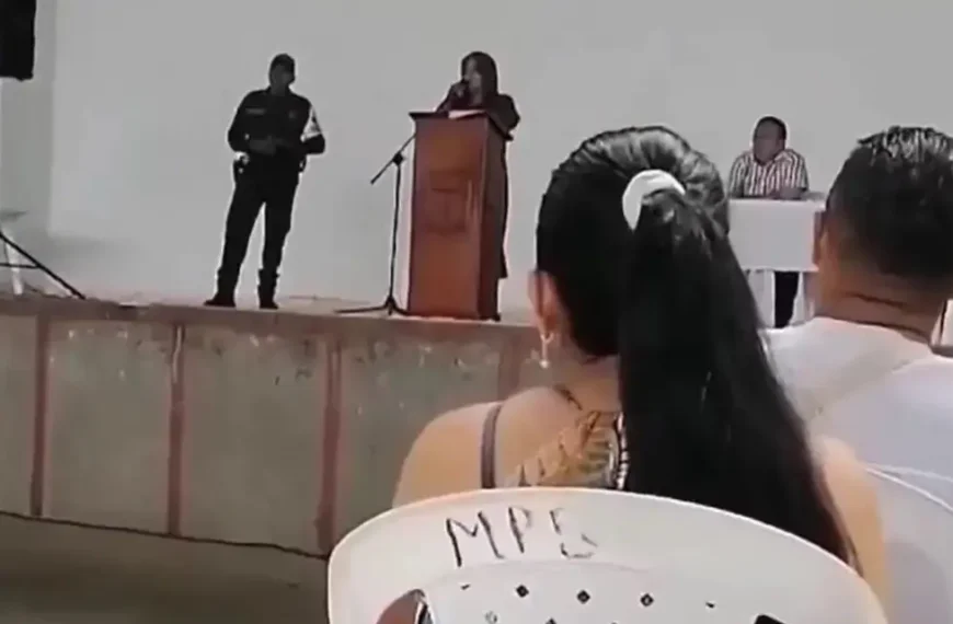 “Si no les gusta, busquen otro colegio”: polémica por directora que se cansó de los celulares, piercings y noviazgos entre alumnos