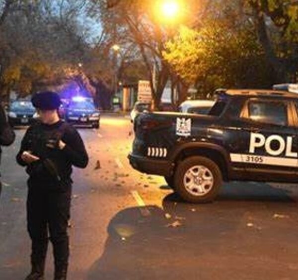 Un motociclista murió tras chocar con una camioneta y caer bajo un colectivo en Guaymallén