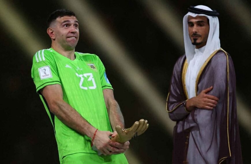 Dibu Martínez contó el motivo de su polémico gesto con el guante de oro: una apuesta