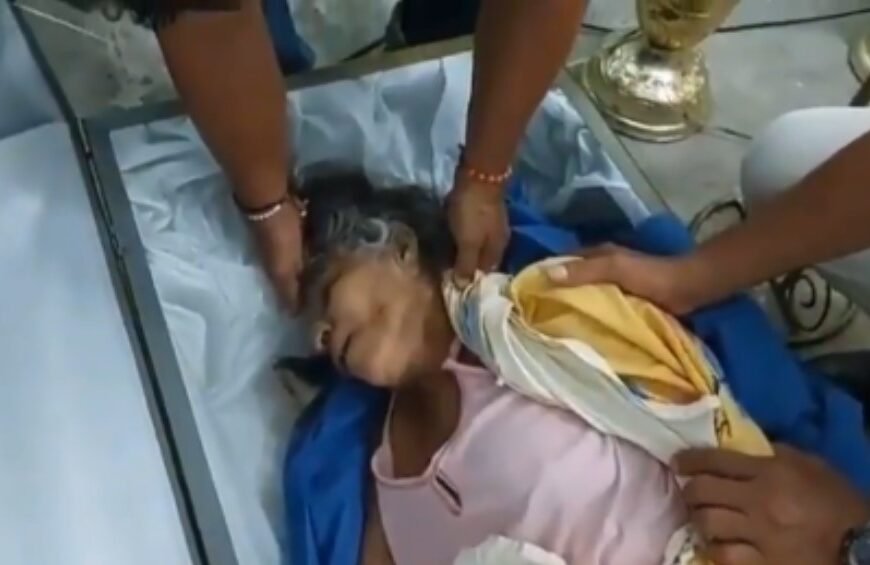 Video sensible al lector: una mujer despertó en el ataúd mientras la velaban