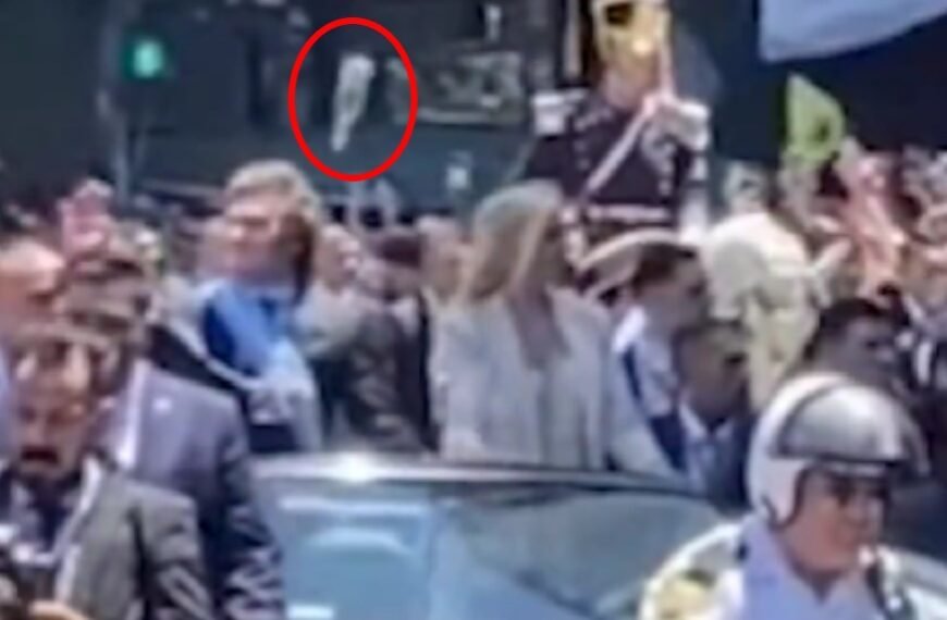 -VIDEOS- Así fue el botellazo que le arrojaron a Javier Milei cuando iba hacia la Casa Rosada