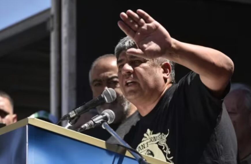 Pablo Moyano amenazó al ministro de Economía, Luis Caputo: «Si lleva estas medidas de ajuste, lo van a tirar al Riachuelo»