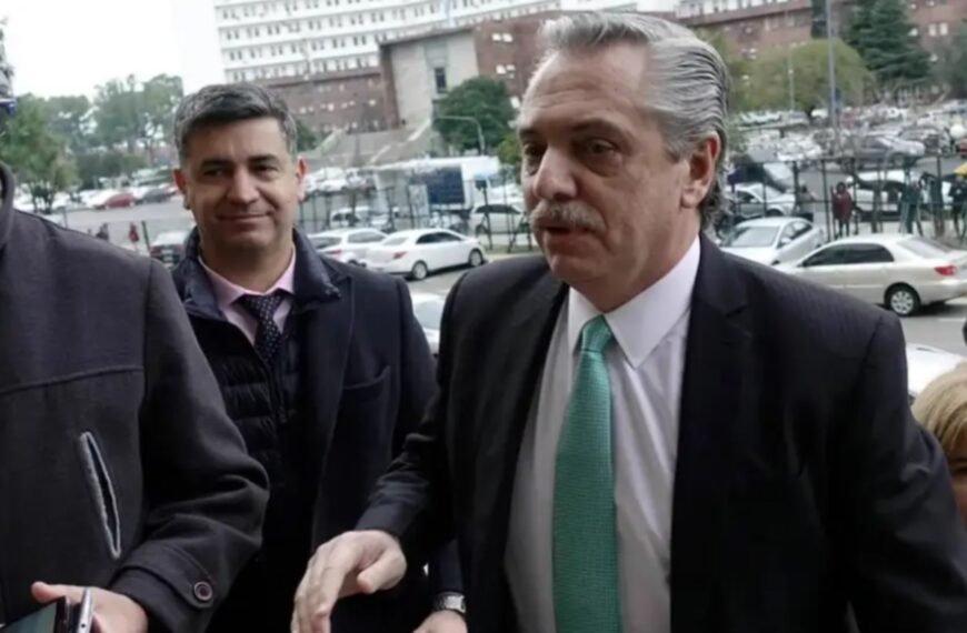 Alberto Fernández se despegó de las acusaciones y mandó al frente a su asistente: «Yo no pedí por nadie, y si mi secretaria lo hizo, se extralimitó»