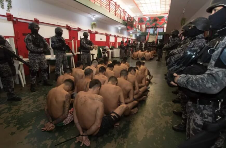 -FOTOS- “Cada vez la van a pasar peor”: la advertencia del gobierno de Santa Fe a los narcos tras una requisa al estilo Bukele