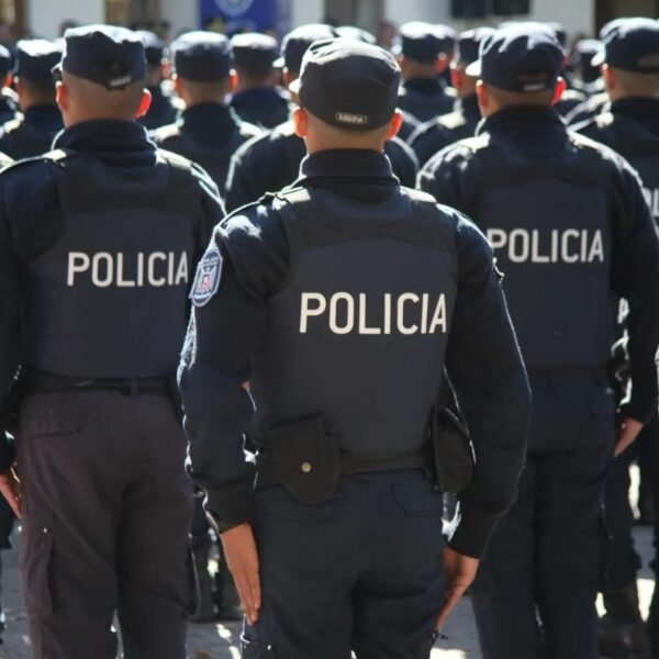 El gobernador de Mendoza otorgó un nuevo aumento por decreto: cuánto gana un policía en Mendoza tras la actualización salarial
