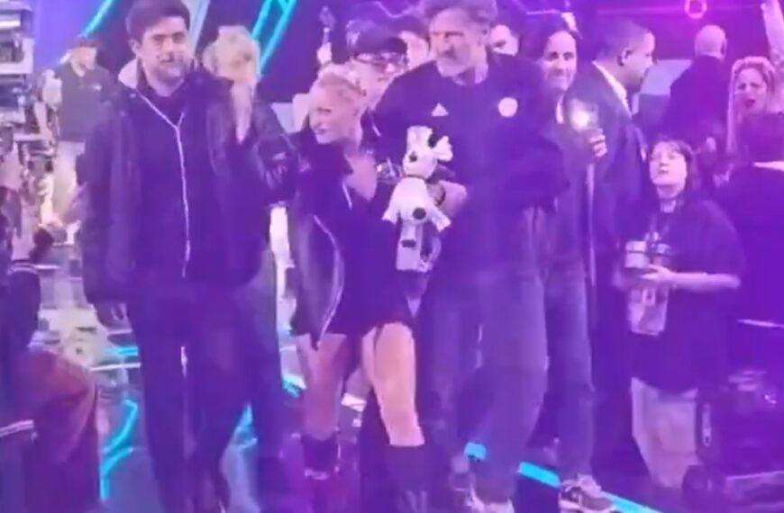 -VIDEOS- «Furia» eliminada: Escandalosa salida de Juliana e incidentes, insultos y robos en las puertas del canal