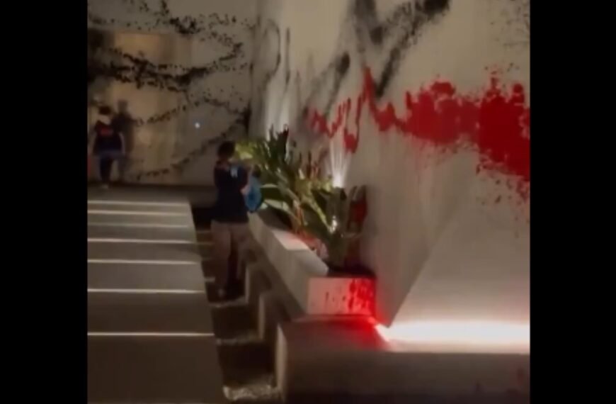 -VIDEO- «Comerse a los ricos»: activistas de «Futuro Vegetal» vandalizaron la mansión de Lionel Messi en Ibiza con pintura roja y negra