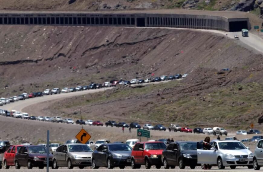 Todos a Chile: 14 horas de espera y mucha molestia en el paso al vecino país