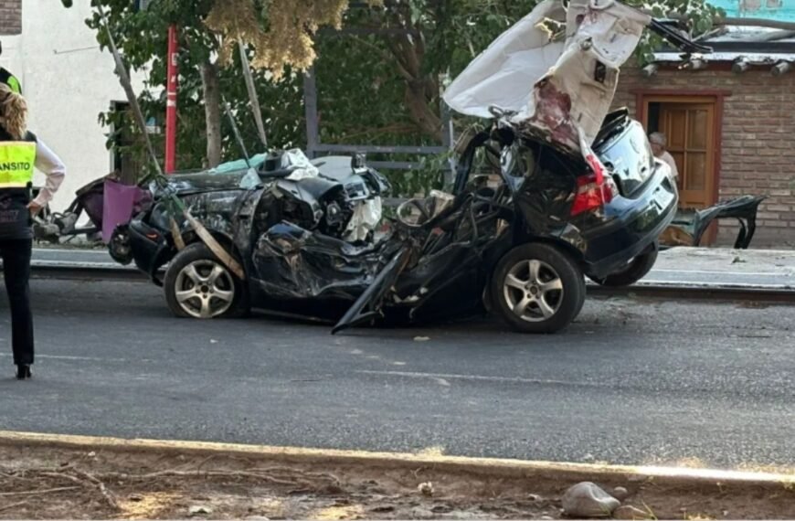 Desgarradora escena de dolor en el lugar del accidente donde murieron 4 chicos de entre 14 y 20 años