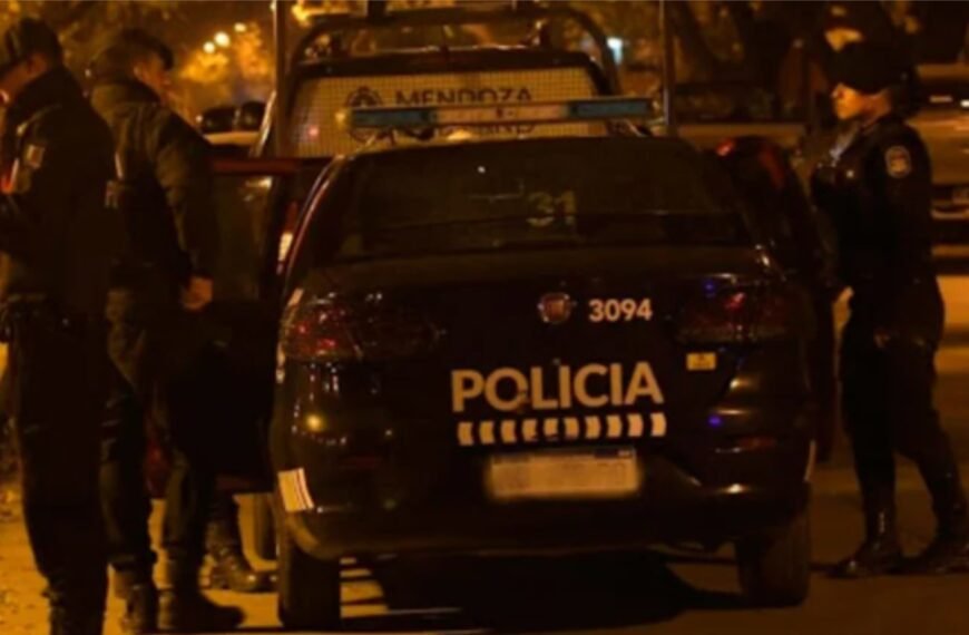 El sereno de una obra en construcción encontró a dos efectivos teniendo sexo en un móvil policial