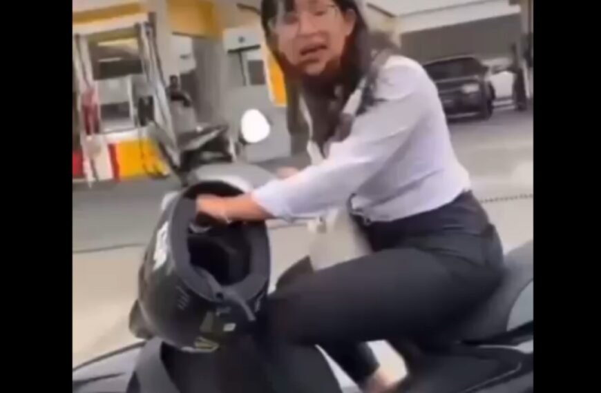 -VIDEO- Una mujer persiguió en moto a su ex y le rompió el vidrio del auto a cadenazos