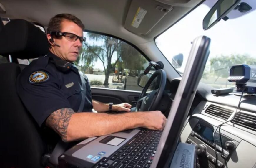 Licitan cámaras inteligentes y computadoras de última generación para patrulleros de la policía