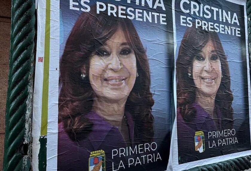 “Cristina es presente”: aparecieron afiches en CABA que impulsan la candidatura de la ex presidenta