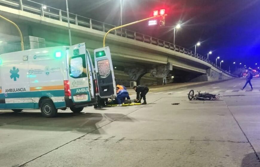 Un motociclista fue atropellado y buscan al conductor del auto que provocó el accidente y escapó
