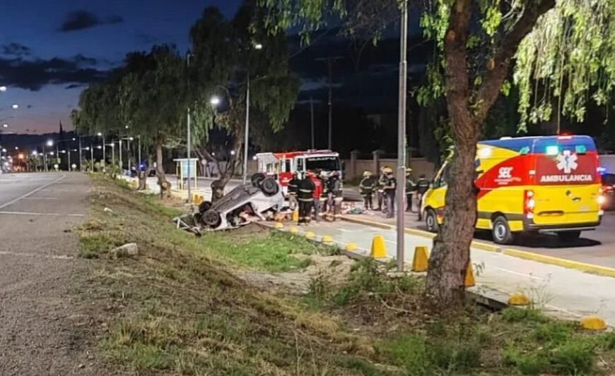 Tragedia en Maipú: un joven murió tras chocar contra un muro y volcar en la calle Paso