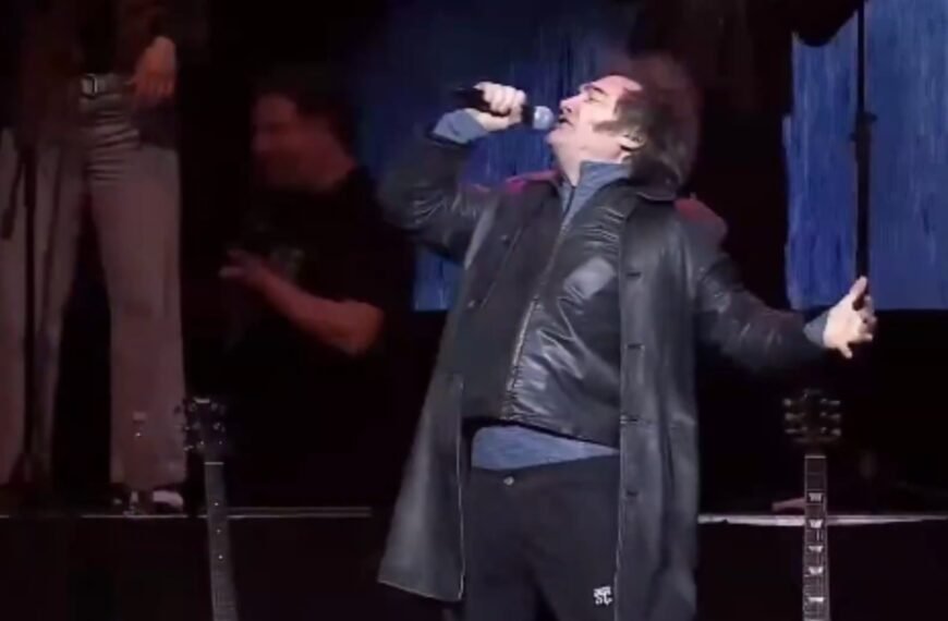 Videos: Ante una multitud Milei cantó en el Movistar Arena para presentar su libro