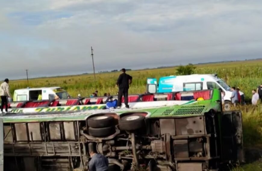 -VIDEOS- Volcó un micro que transportaba militantes a un acto de Kicillof en Mar del Plata: hay dos muertos y múltiples heridos