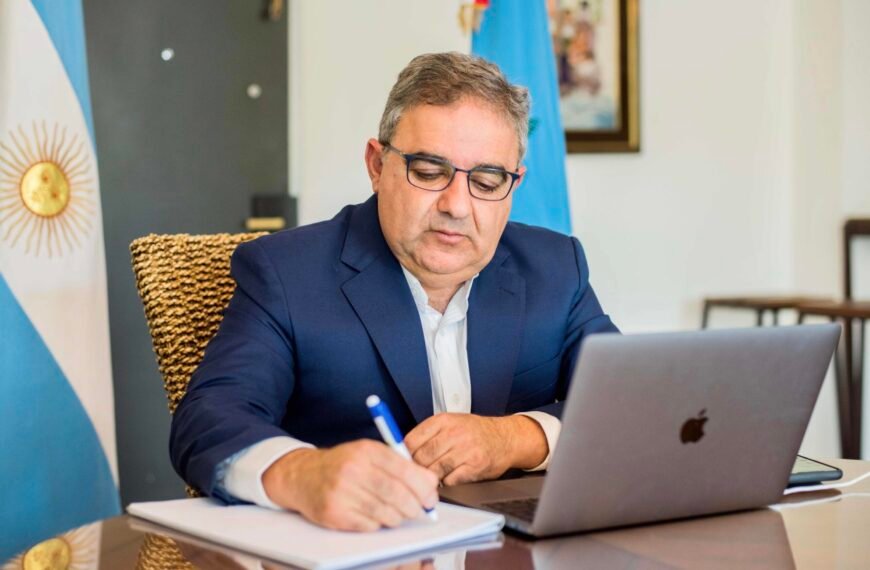 El gobernador Jalil tiene un pie afuera del bloque de Fuerza Patria y complica al peronismo en Diputados