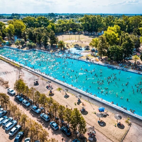 El 4 de enero, un pequeño pueblo inaugura la pileta pública más grande de Argentina