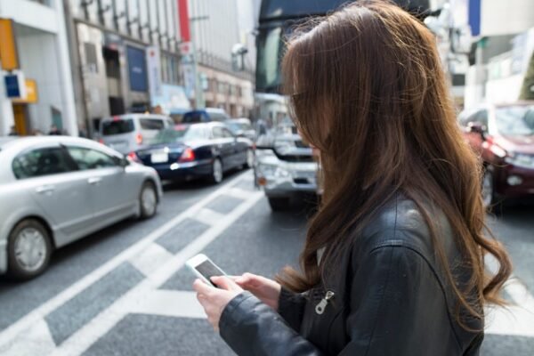Una municipalidad de Mendoza multa a peatones hasta $1.100.000 por cruzar la calle mirando el celular