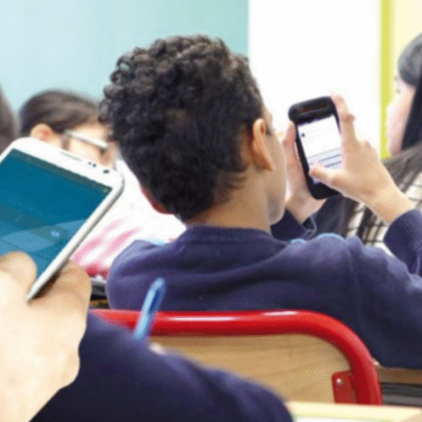 Otro colegio de Mendoza prohibe el uso de celulares para el 2026: «Las chicas usan redes, los chicos apuestas»
