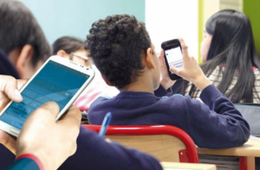 Otro colegio de Mendoza prohibe el uso de celulares para el 2026: «Las chicas usan redes, los chicos apuestas»