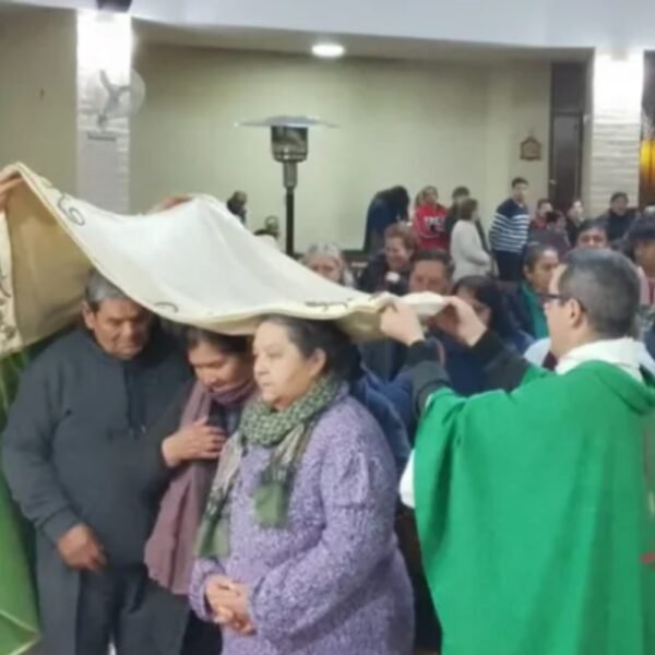 El manto de la Virgen que recorre hospitales de Mendoza y le atribuyen extraordinarios milagros