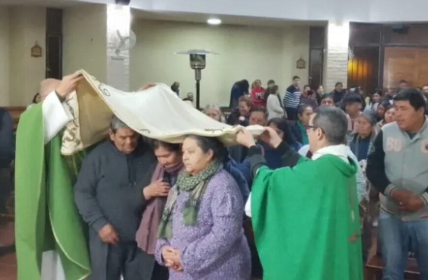 El manto de la Virgen que recorre hospitales de Mendoza y le atribuyen extraordinarios milagros