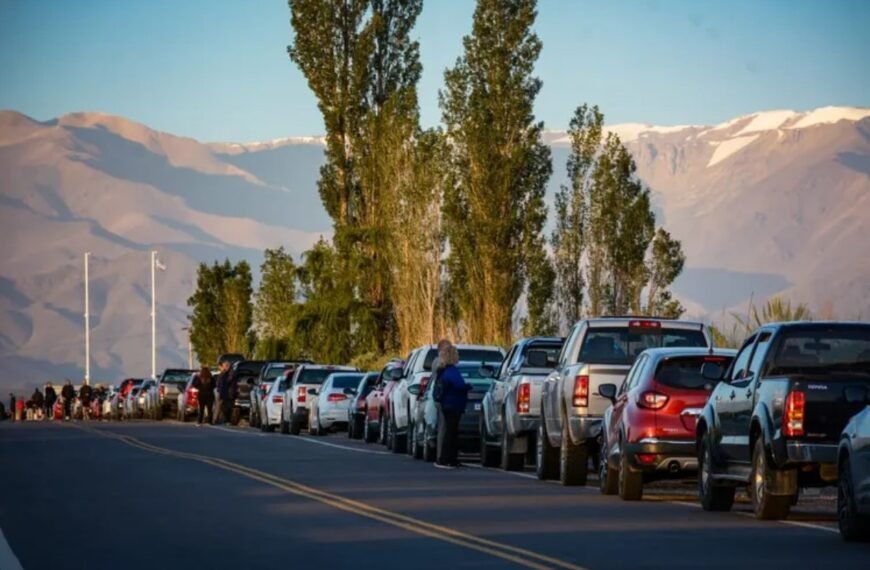 Arrancó el «éxodo» sanjuanino a La Serena: hasta 100 autos por hora en el Paso de Agua Negra