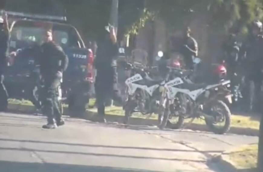 Máxima tensión en Córdoba: arrojaron una granada a la Policía en medio de un operativo