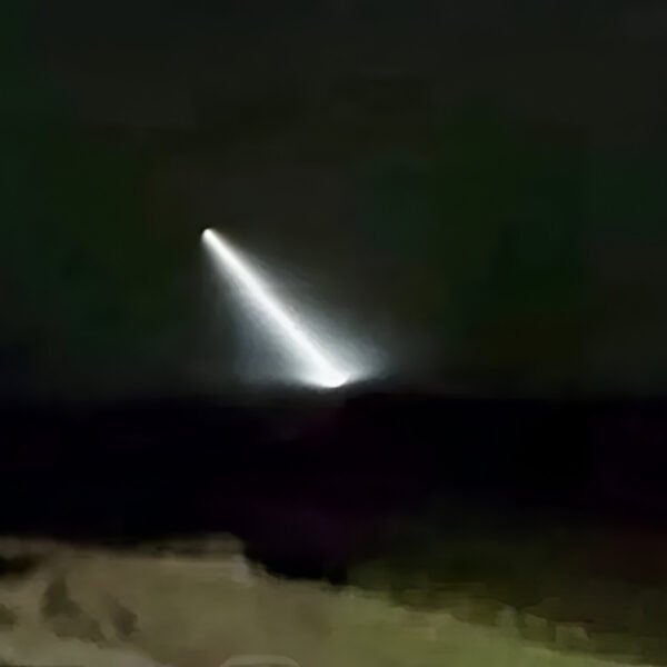 Misterio en la Patagonia: una fotógrafa captó un rayo de luz que iluminó un pueblo como si fuera de día