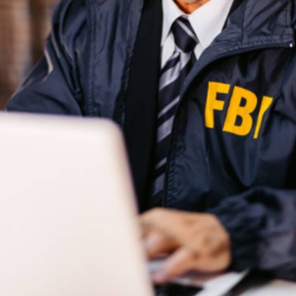 FBI detectó a dos menores que planificaban masacres escolares en Argentina y alertó a la Policía Federal