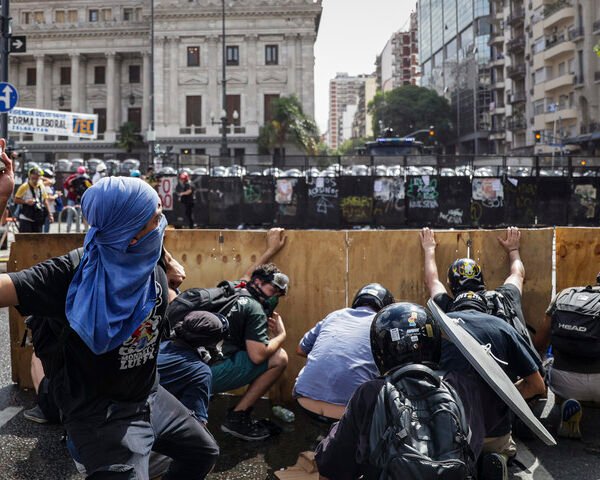 Manuel Adorni denunció por terrorismo a los manifestantes que causaron destrozos en el Congreso