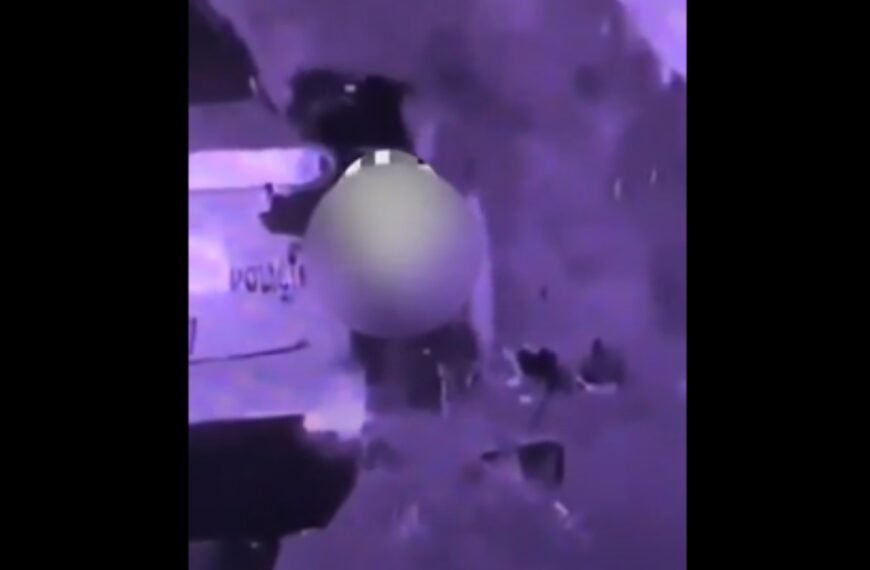 Un policía fue filmado teniendo relaciones sexuales al lado del patrullero y lo echaron de la fuerza