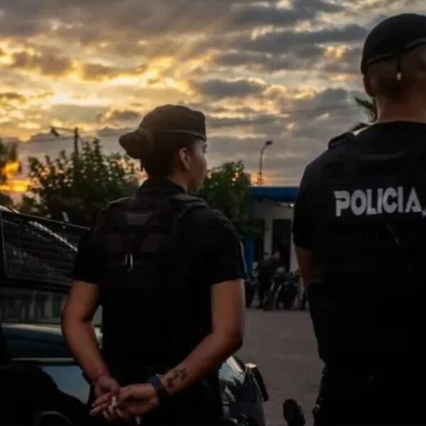 Una mujer logró huir de su casa cuando su pareja la estaba rociando con querosene