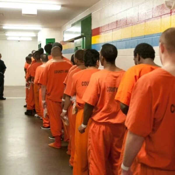 Impulsan que los presos de Mendoza usen ropa naranja como en Estados Unidos y que se la paguen