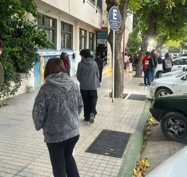 Detuvieron a la madre del alumno que llevó una réplica de arma de fuego a una escuela de Mendoza