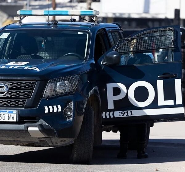 Dos delincuentes se robaron una camioneta de la Policía en Guaymallén