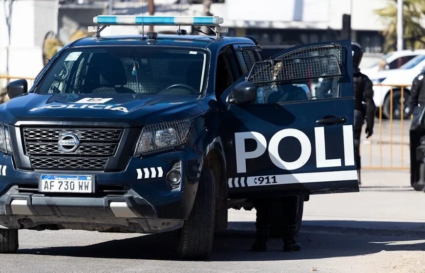 Dos delincuentes se robaron una camioneta de la Policía en Guaymallén