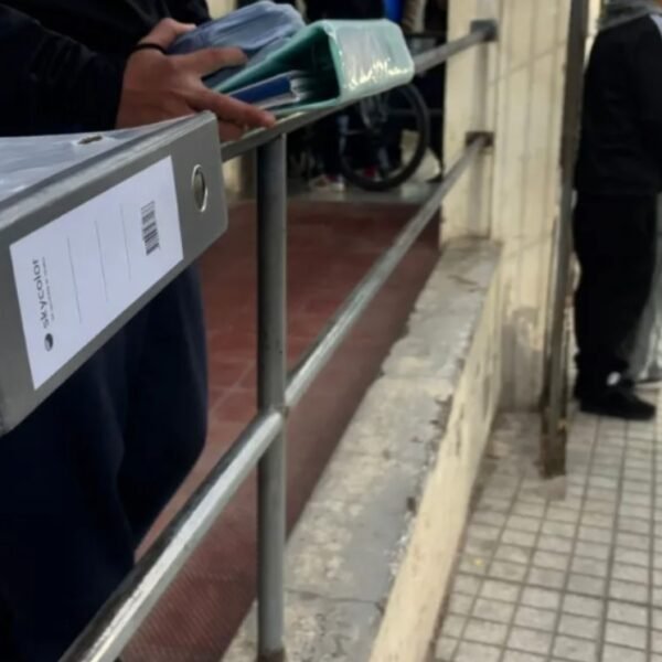 Alerta en Mendoza: varios alumnos de escuelas ingresan a los colegios sin mochilas tras las amenazas por tiroteos