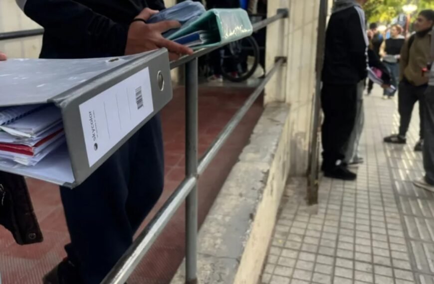 Alerta en Mendoza: varios alumnos de escuelas ingresan a los colegios sin mochilas tras las amenazas por tiroteos