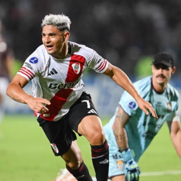 Increíble final: con 10 jugadores y Viña en el arco, River lo ganó en la última jugada con gol de Salas