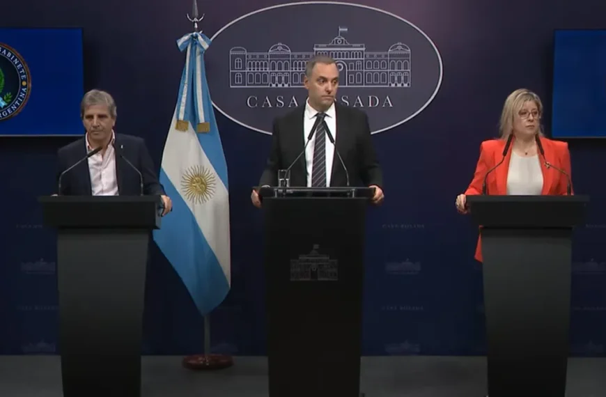 Adorni reapareció en una conferencia de prensa junto a Caputo y Monteoliva