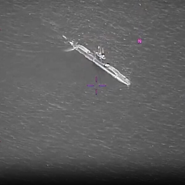 Un impactante video del Pentágono desata polémica: OVNIS vigilan un submarino nuclear de Estados Unidos