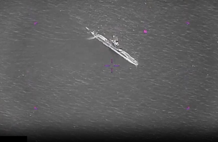 Un impactante video del Pentágono desata polémica: OVNIS vigilan un submarino nuclear de Estados Unidos