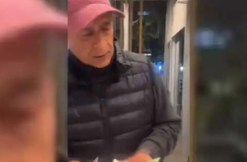 Una empleada escrachó a su jefe por retener parte de la propina: «negrero, rata inmunda»