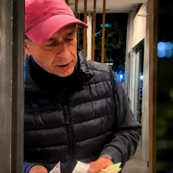 Una empleada escrachó a su jefe por retener parte de la propina: «negrero, rata inmunda»