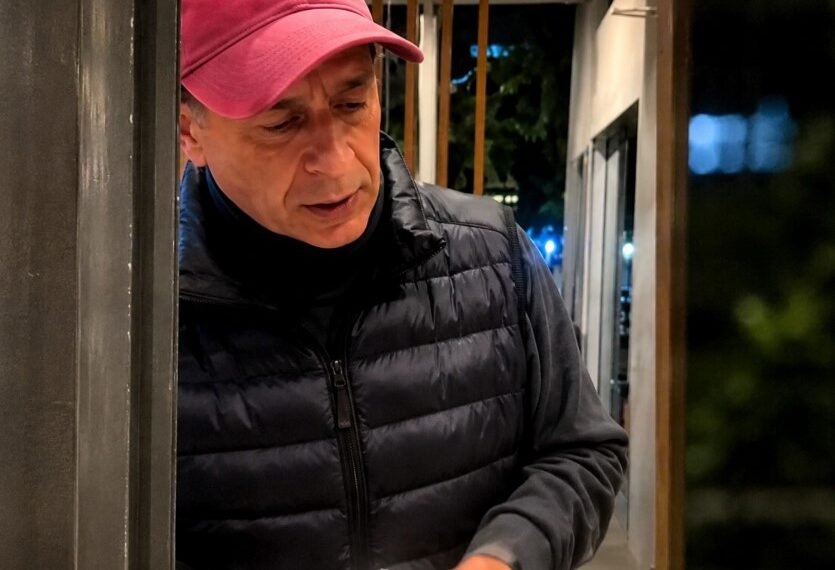 Una empleada escrachó a su jefe por retener parte de la propina: «negrero, rata inmunda»