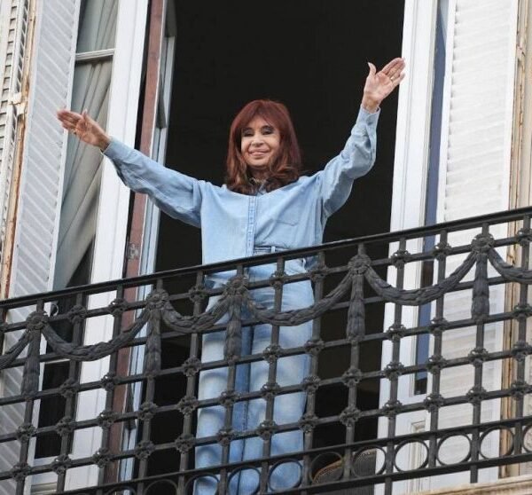 Un juez evalúa mandar a la cárcel a CFK por las manifestaciones en su casa